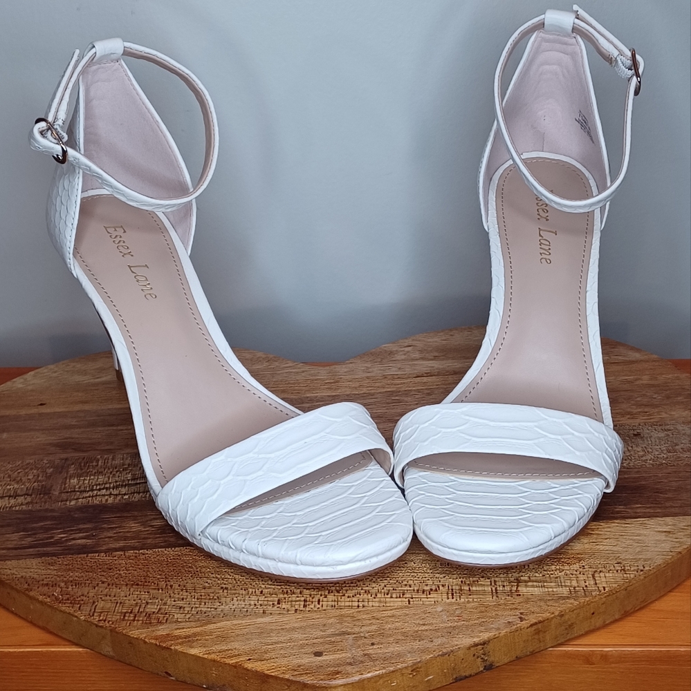 NWOT Essex Lane White El-Adinan faux croc sandals with heels Size 7.5